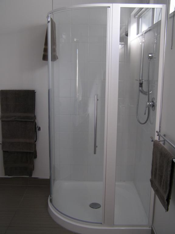 Bellano Motel Suites 크라이스트처치 객실 사진 A shower enclosure