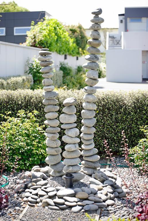 Bellano Motel Suites 크라이스트처치 외부 사진 A stone cairn