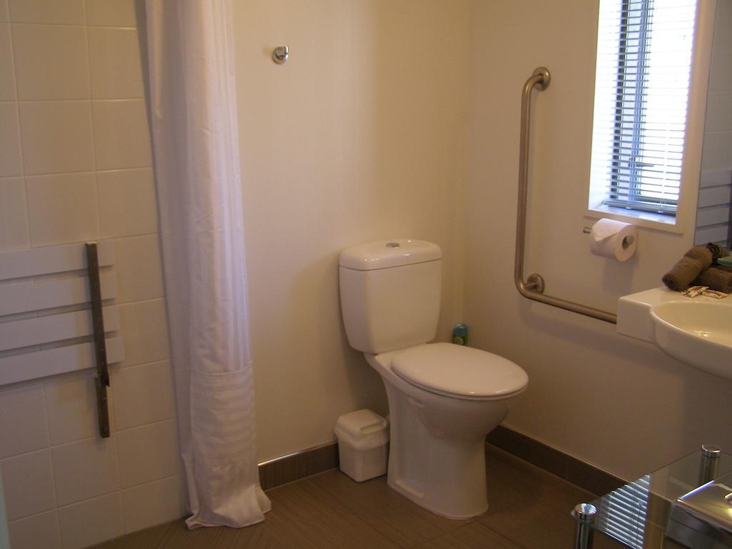 Bellano Motel Suites 크라이스트처치 객실 사진 A bathroom in a hotel