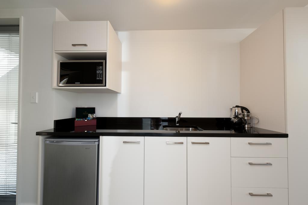 Bellano Motel Suites 크라이스트처치 객실 사진 A kitchenette in a hotel