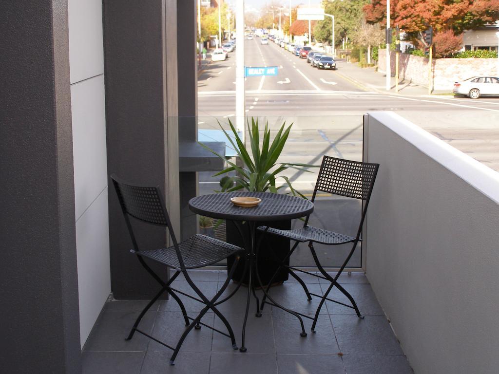 Bellano Motel Suites 크라이스트처치 외부 사진 A balcony