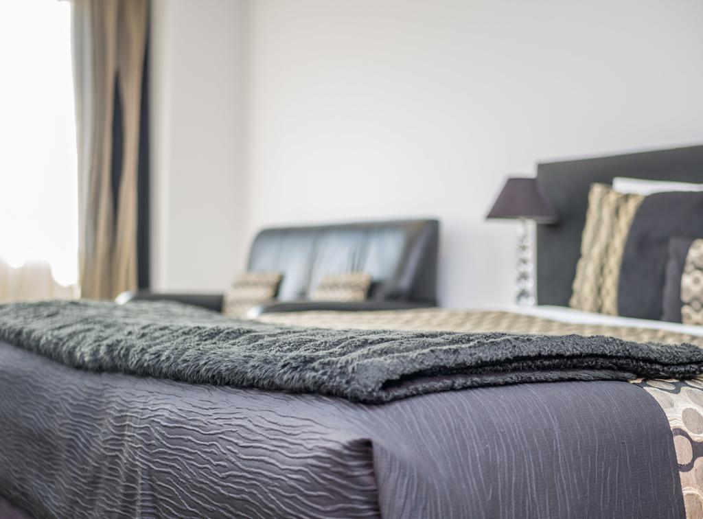 Bellano Motel Suites 크라이스트처치 외부 사진 A bed with a throw
