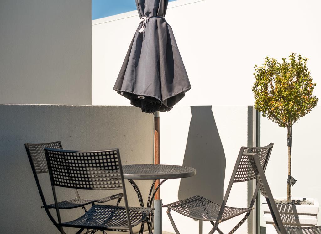 Bellano Motel Suites 크라이스트처치 외부 사진 A patio set