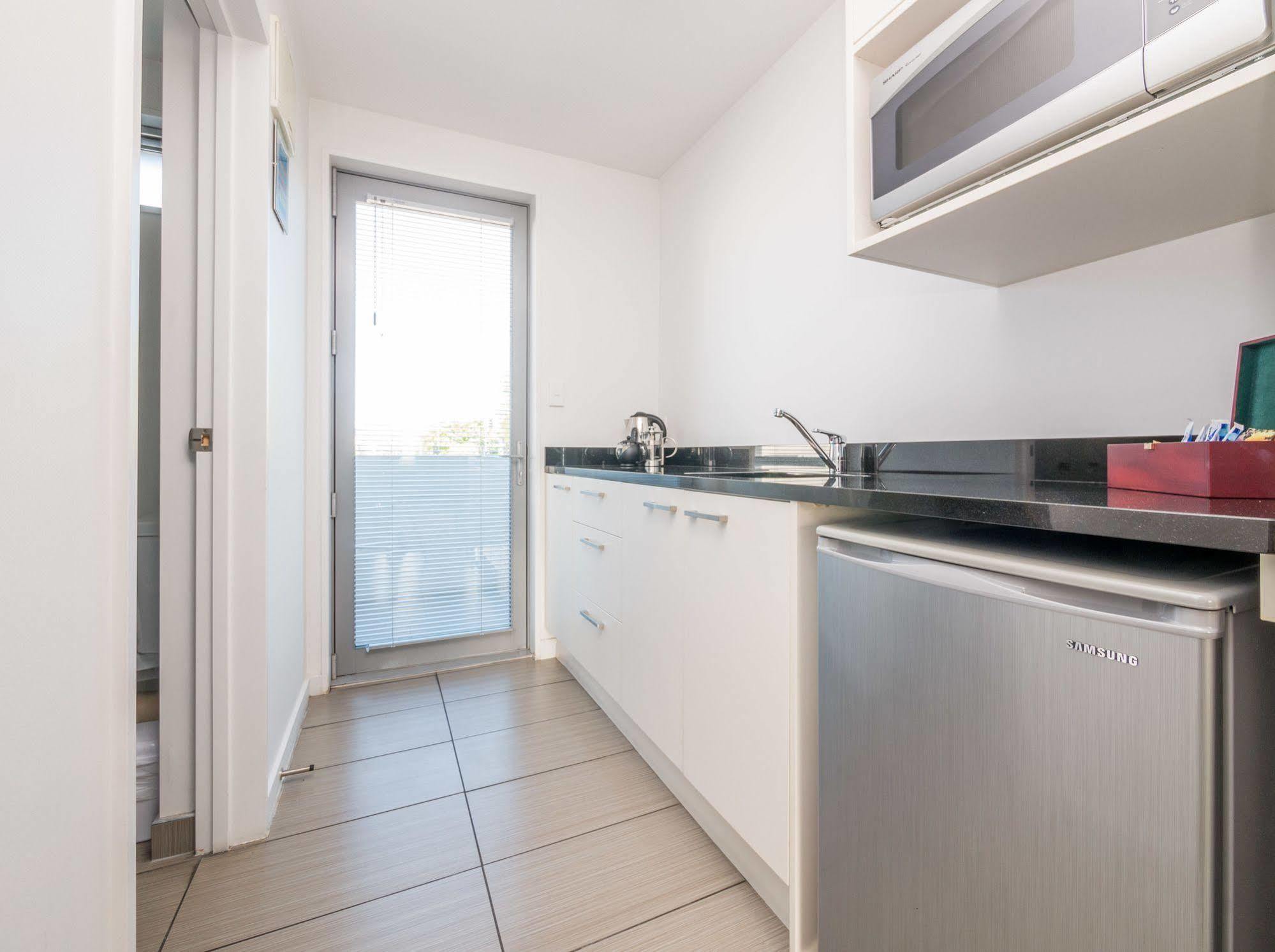 Bellano Motel Suites 크라이스트처치 외부 사진 A typical kitchen in a student apartment