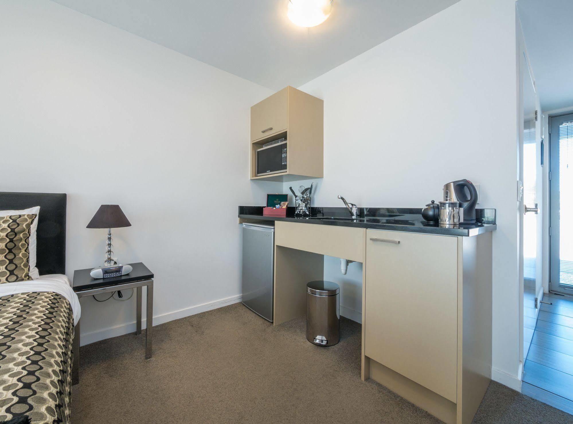 Bellano Motel Suites 크라이스트처치 외부 사진 A kitchenette in a studio apartment