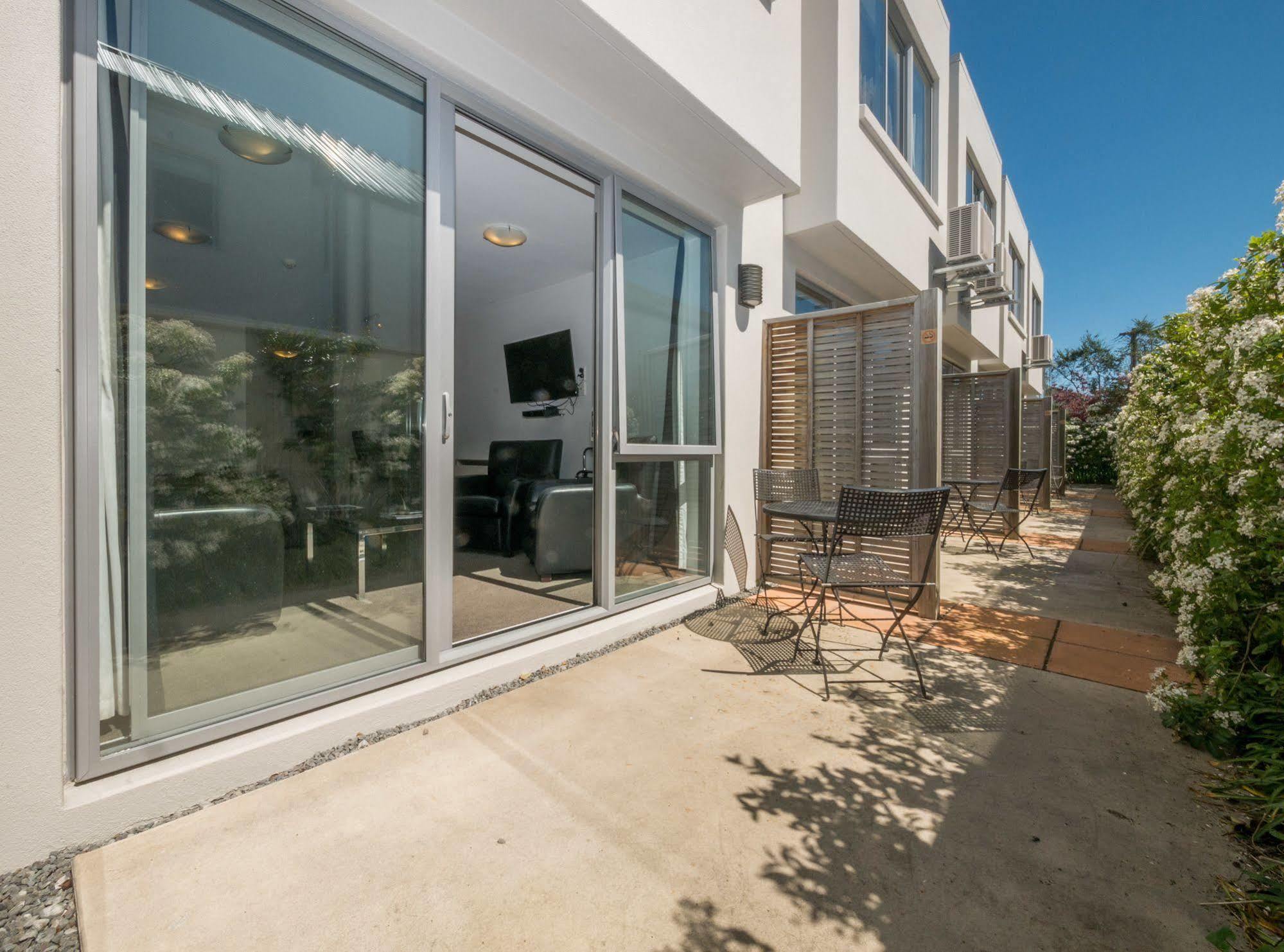 Bellano Motel Suites 크라이스트처치 외부 사진 A typical courtyard at the complex