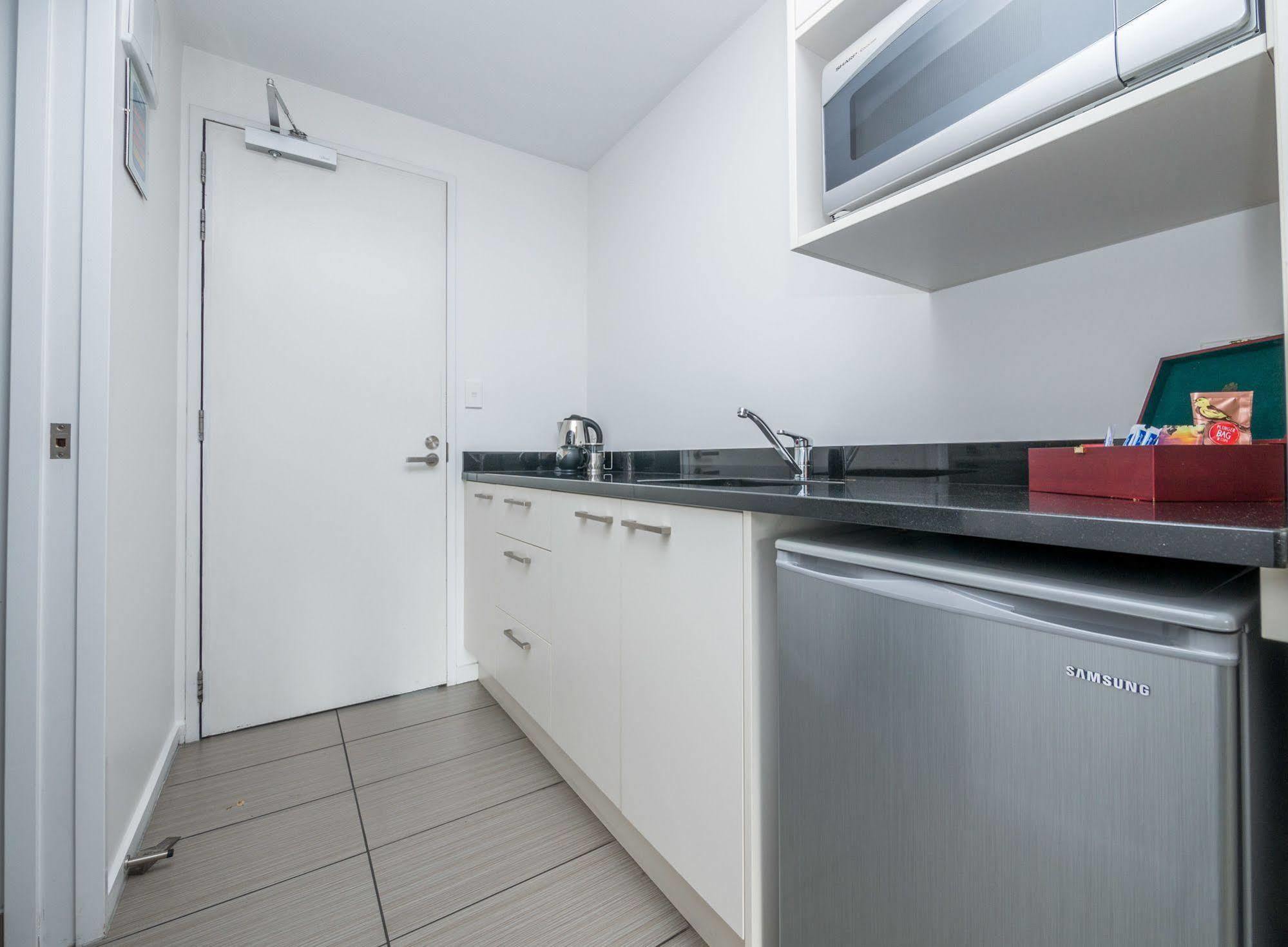 Bellano Motel Suites 크라이스트처치 외부 사진 A kitchenette in a hotel room