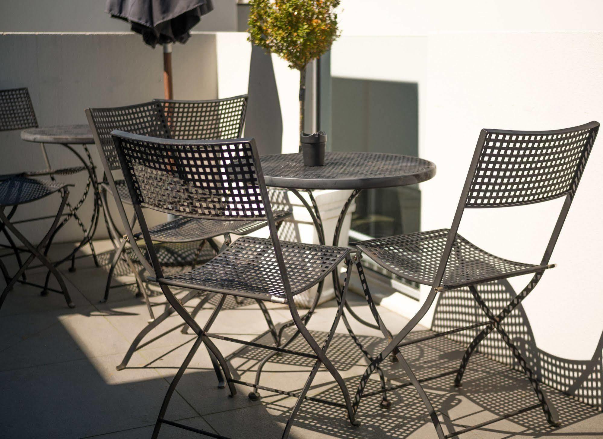Bellano Motel Suites 크라이스트처치 외부 사진 Bistro set